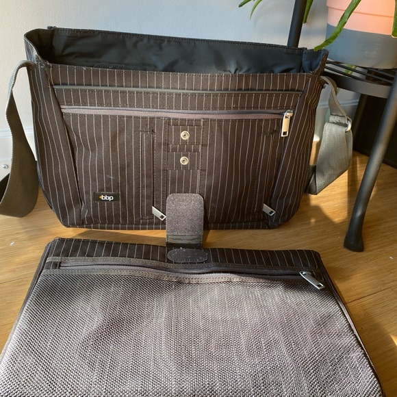 Fantastic, EXPANDABLE laptop bag w/ removable sleeve & zippered slot for travel - Picture 3 of 5